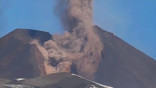 Nuova eruzione dellEtna frana sul cratere sudest ecco la metamorfosi del vulcano [upl. by Longan]