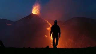 Spektakulärer Ausbruch Vulkan Ätna auf Sizilien schickt Lavaströme in den Himmel [upl. by Adnawat]