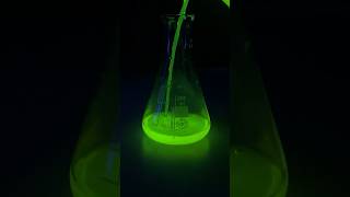 Mi compuesto químico favorito Fluoresceína ciencia química curiosidades experimento [upl. by Harrison]