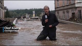 Olaf Koens in overstroomd gebied Vanmorgen reden hier nog autos nu varen er boten [upl. by Pelson470]