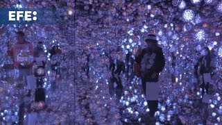 El colectivo teamLab explora las dimensiones de luz oscuridad y espacio en nuevas obras [upl. by Atsyrhc723]