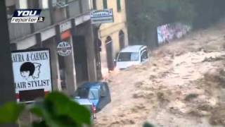 Genova alluvione del 4 novembre 2011 il Fereggiano esonda Uomo rischia la vita nella propria auto [upl. by Delmar]