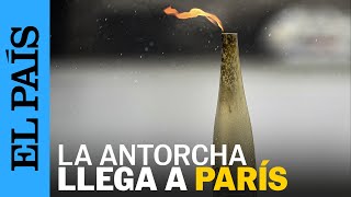 La antorcha olímpica de los Juegos Olímpicos llega a París  EL PAÍS [upl. by Doowron]