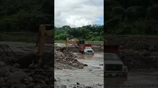 cargando volqueta con excavadora [upl. by Norehc]