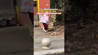 “社牛宝宝”上幼儿园跟妈妈和弟弟告别，拜拜“老弟和美女”。萌娃 可爱 [upl. by Drusy]