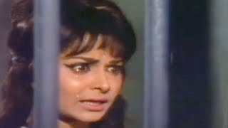 Waheeda Rehman in police custody  Shatranj  Emotional Scene [upl. by Dorkas]