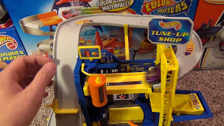 Hot Wheels World TuneUp Shop Playset  Unboxing and Demonstration [upl. by Eelloh]