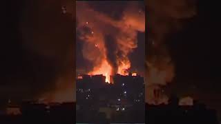 Israel está bomb4rd3ando masivamente edificios de apartamentos civiles en la capital del Líbano [upl. by Amleht]