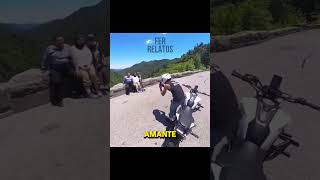 Motociclista Hace un Movimiento Inesperado 🏍️😨 [upl. by Lellih]