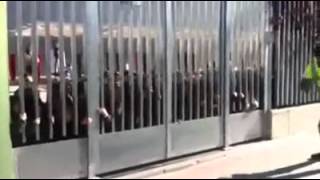 El mejor barrendero del mundo a la puerta de un colegio [upl. by Seline]