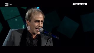 Simone Montedoro  Adriano Celentano canta quotUna carezza in un pugnoquot  Tale e Quale Show 01102021 [upl. by Viquelia]