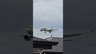 Slow Motion to Full Speed Singapore Airlines Dreamliner Boeing 78710 landing Adelaide Airport [upl. by Irvin]