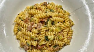 10 MINUTI ED È PRONTA  FUSILLI ZUCCHINE E PANCETTA cucinandomelagodo [upl. by Aitak]