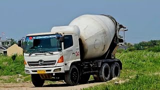 Mobil truk molen besar ngecor jalan mixer truck trukmolen mobilmolen truk [upl. by Blakely]