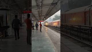 Train 22307 Howrah Bikaner SF Express arriving on Bikaner PF 02 in early Morning on Sunday [upl. by Aneis]