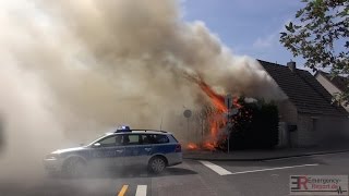 AUSGEDEHNTER HECKENBRAND  Wohnhaus in Gefahr  Vollbrand  Feuerwehr Neuss [upl. by Wayland]