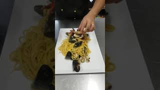 Tonnarelli ai frutti di mare  mantecare la pasta  chef  divina commedia Anzio Marcello Fotia [upl. by Ahsilav]