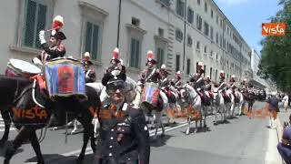 Giuramento Conte i Corazzieri a cavallo e il cagnolino mascotte del Quirinale arrivano al Colle [upl. by Stambaugh623]