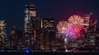 New York beendet CoronaMaßnahmen mit Feuerwerk [upl. by Dobbins184]