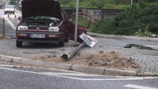 UNMitarbeiterin fährt Ampel um und wird in PKW eingeklemmt Rohmaterial [upl. by Calvano]