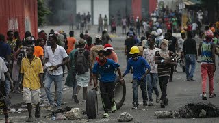 Haïti  de nouvelles violences et des pillages dont celui dun entrepôt de lONU • FRANCE 24 [upl. by Gaultiero468]