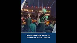 Un homme danse devant les femmes en Arabie saoudite [upl. by Cappello]