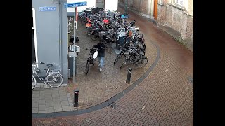 Terwijl de klokken luiden steelt hij even de fiets van een kerkganger in Kampen  Plaats Delict [upl. by Suh]