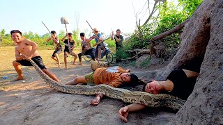 Terrified 6 brave hunters confront ferocious giant snake to save two girls was attacked [upl. by Hey]