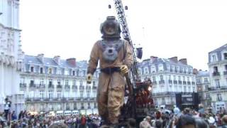 Le Scaphandrier marche Place de la Cathédrale à Nantes [upl. by Kcirddes]