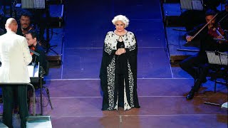 Marinella célèbre chanteuse grecque victime dun AVC en plein concert dans un théâtre antique [upl. by Franchot42]