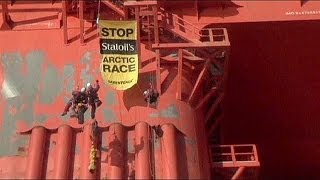 6 militants Greenpeace arrêtés aux PaysBas [upl. by Ycnalc]