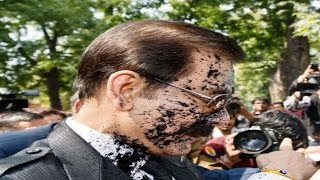 Ink attack on Sahara Chief Subrata Roy [upl. by Musa]