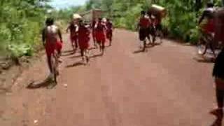 Corrida com tora de buriti na Aldeia São Marcos [upl. by Hayifas482]