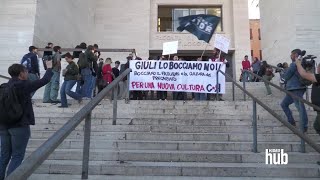 Esame Giuli le proteste degli studenti davanti alla facoltà di Lettere quotLo bocciamo noiquot [upl. by Gerrilee]