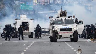 Violentos choques con gases lacrimógenos tras triunfo electoral de Nicolás Maduro [upl. by Reppiks]