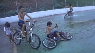 BICICLETA NA AGUA ENGRAÇADAS QUEDAS [upl. by Alleuol]