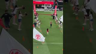 Aficionada de Chivas le ganó en una carrera a una velocista en el medio tiempo vs América gdl [upl. by Coulombe986]