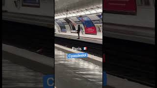 Il jette un extincteur sur les voies du métro à Garibaldi [upl. by Box91]