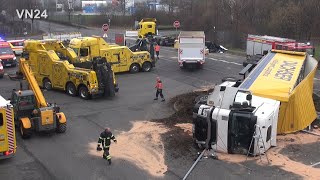 25012023  VN24  Große Aufräumarbeiten nach schwerem LKW Unfall an einer StopStraße [upl. by Aridaj]