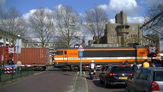 Spoorwegovergang NaardenBussum  Dutch railroad crossing [upl. by Godderd]