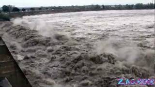 Reportage sur le Rhône en crue levacuateur de crue du barrage de Vallabrègues [upl. by Sabu]