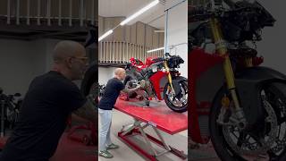 Que opinan del sonido de la nueva panigale v4s 2025 🫢 video Ducati Palermo exaust [upl. by Anema501]