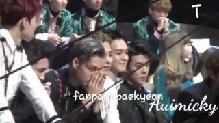 Baekhyun turns to see taeyeon in Mama2016 [upl. by Fortunio]