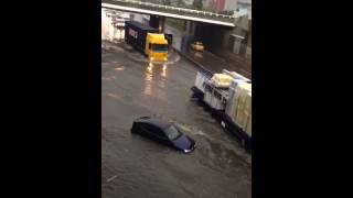 Voiture sous les eaux et à la dérive à lentrée de Rouen [upl. by Mackler]