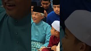 Sultan Pahang dan Tengku Mahkota Pahang beramah mesra dengan kanakkanak di Masjid Padang Tengku [upl. by Yellhsa]