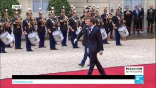 Passation de pouvoirs  Emmanuel Macron accueilli par François Hollande à lElysée [upl. by Nawaj]