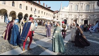 Aspettando il palio di Vigevano lesibizione dei figuranti in piazza Ducale [upl. by Nareht77]