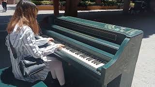 Tocando piano en la Calle [upl. by Ewnihc623]