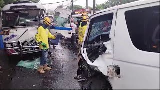 Varios lesionados en accidente entre dos microbuses del transporte público [upl. by Feetal940]