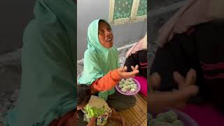 Cara makan onde onde yang bagus😂 comedy komedi lucu makanan [upl. by Simonetta48]